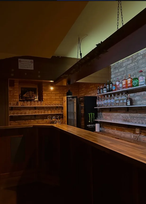 Barový pult v Shades Lounge Baru ve Vyškově